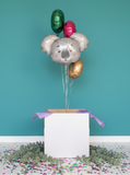 presentbox med heliumballonger med tema koala